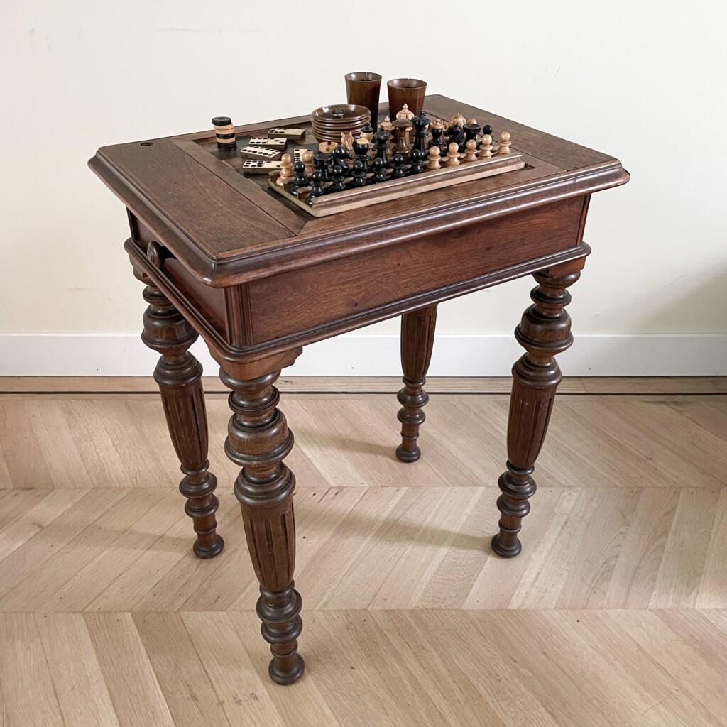 Antieke schaaktafel speeltafel